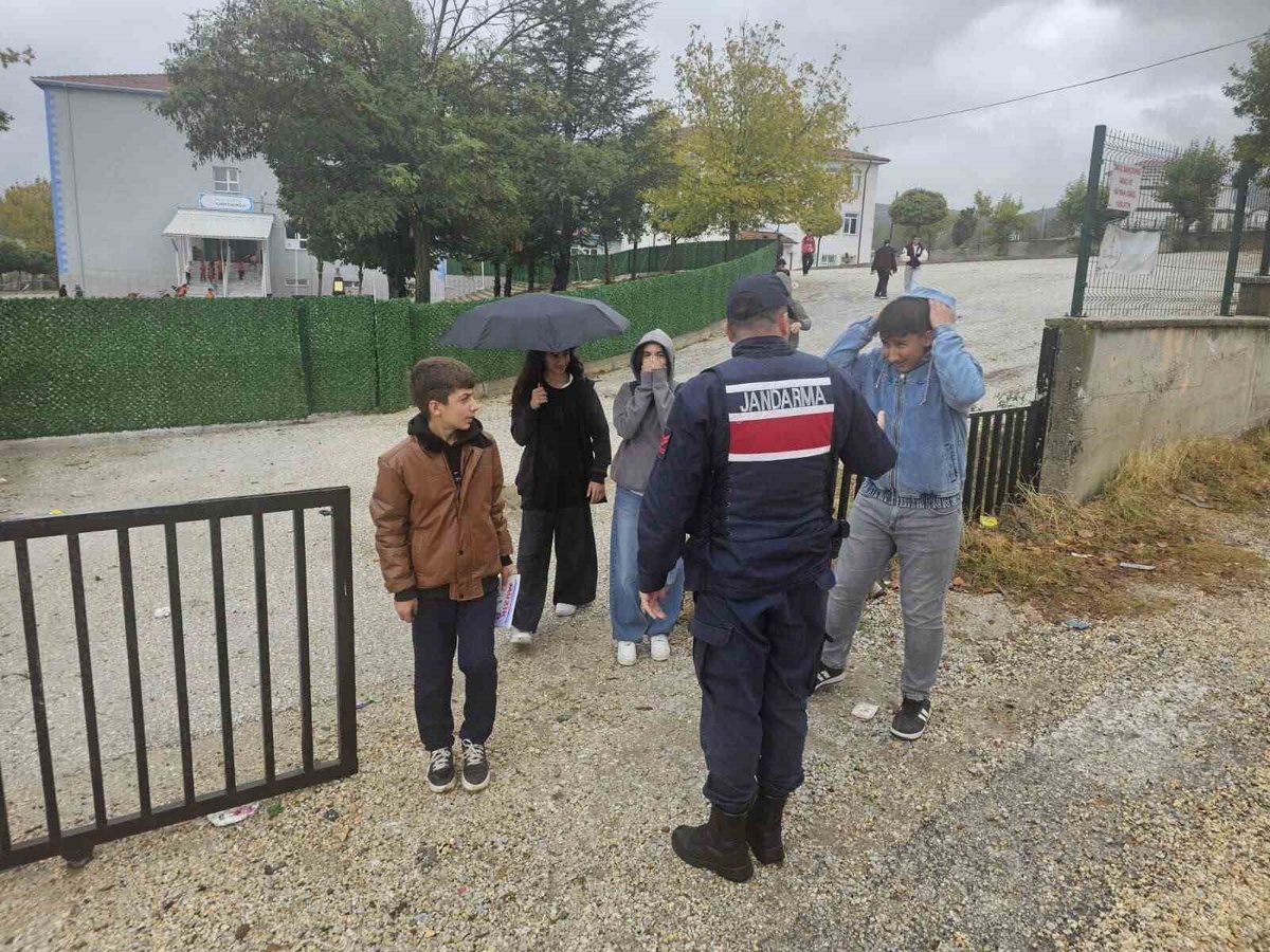 Bilecik'te Jandarma ekipleri, okul çevresi denetimine 80 personelle katıldı