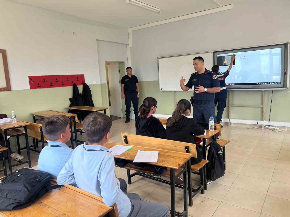 Bilecik'te jandarma, okullarda öğrencilere güvenlik ve siber güvenlik eğitimi verdi