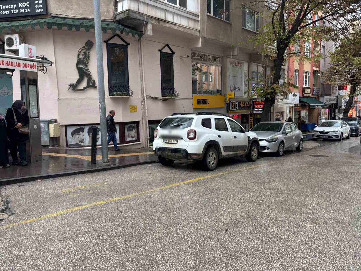 Bilecik'te ters şeritten gelen ve minibüs durağına park eden sürücüye tepki yağdı