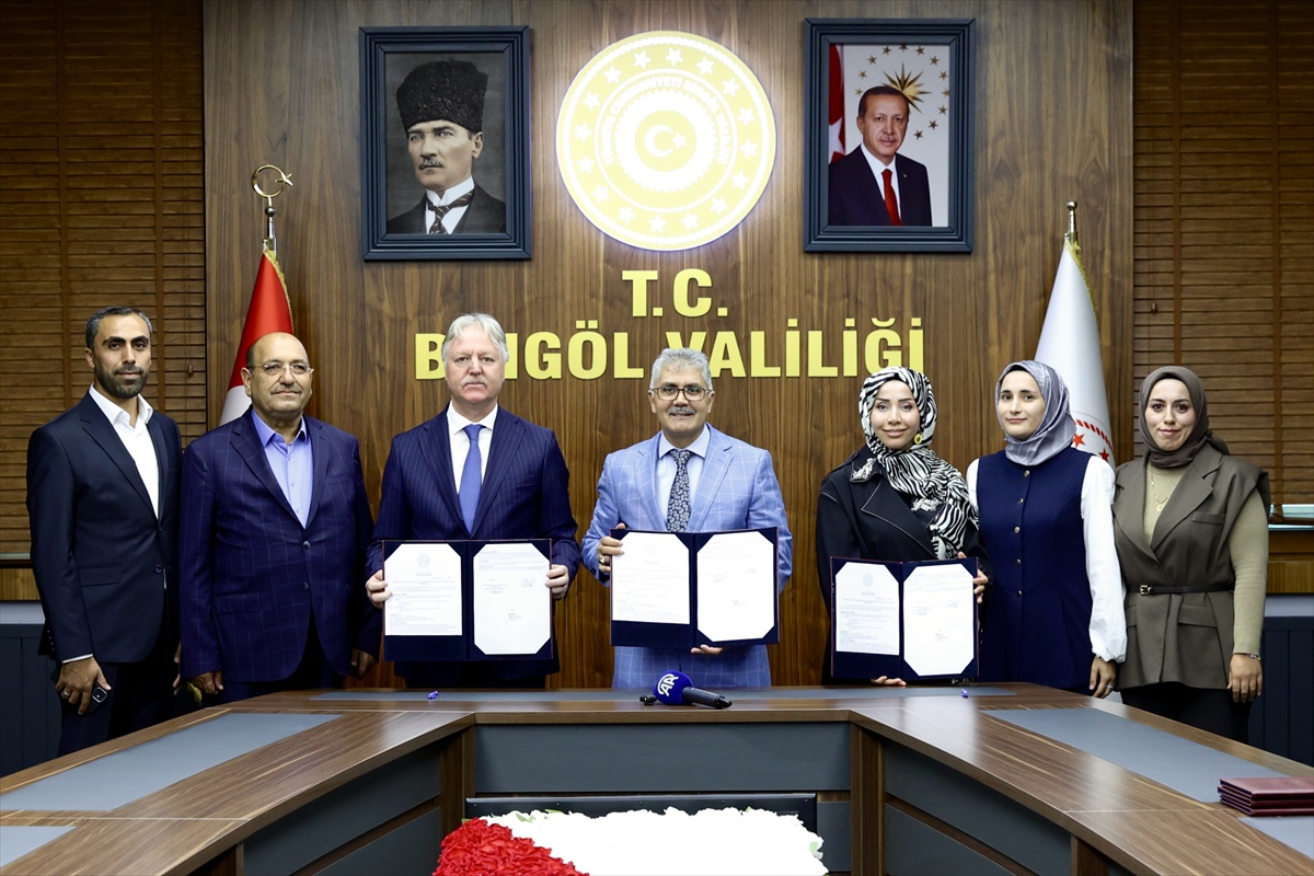 Bingöl'de Vali Çelik başkanlığında 3 okula oyun ve spor tesisi protokolü imzalandı
