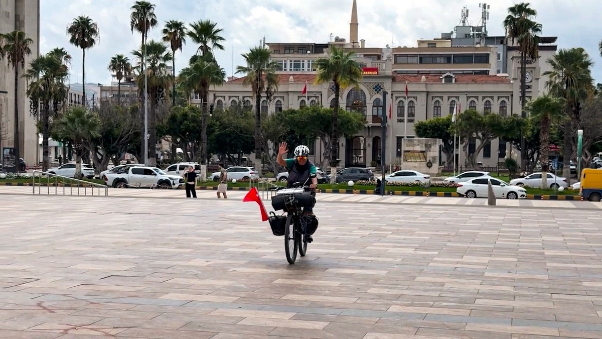 Bisikletli Serpil Yavuz, Türkiye turunda 75'inci şehir İskenderun'a ulaştı