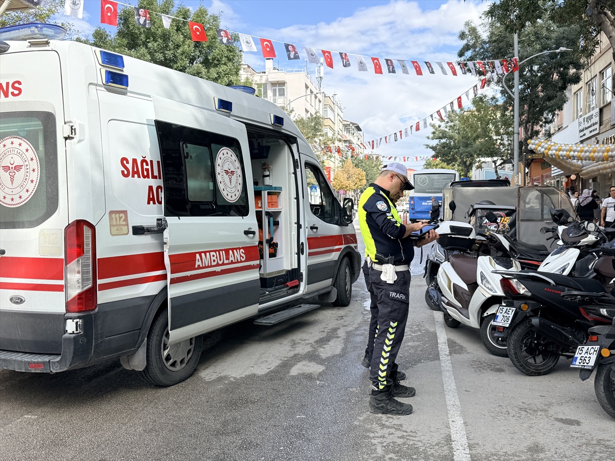 Burdur'da motosikleti devrilen sürücü Burdur Devlet Hastanesine kaldırıldı