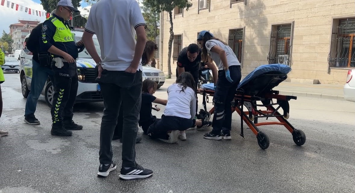 Burdur'da motosikleti devrilen yaralı sürücü Burdur Devlet Hastanesi'ne kaldırıldı