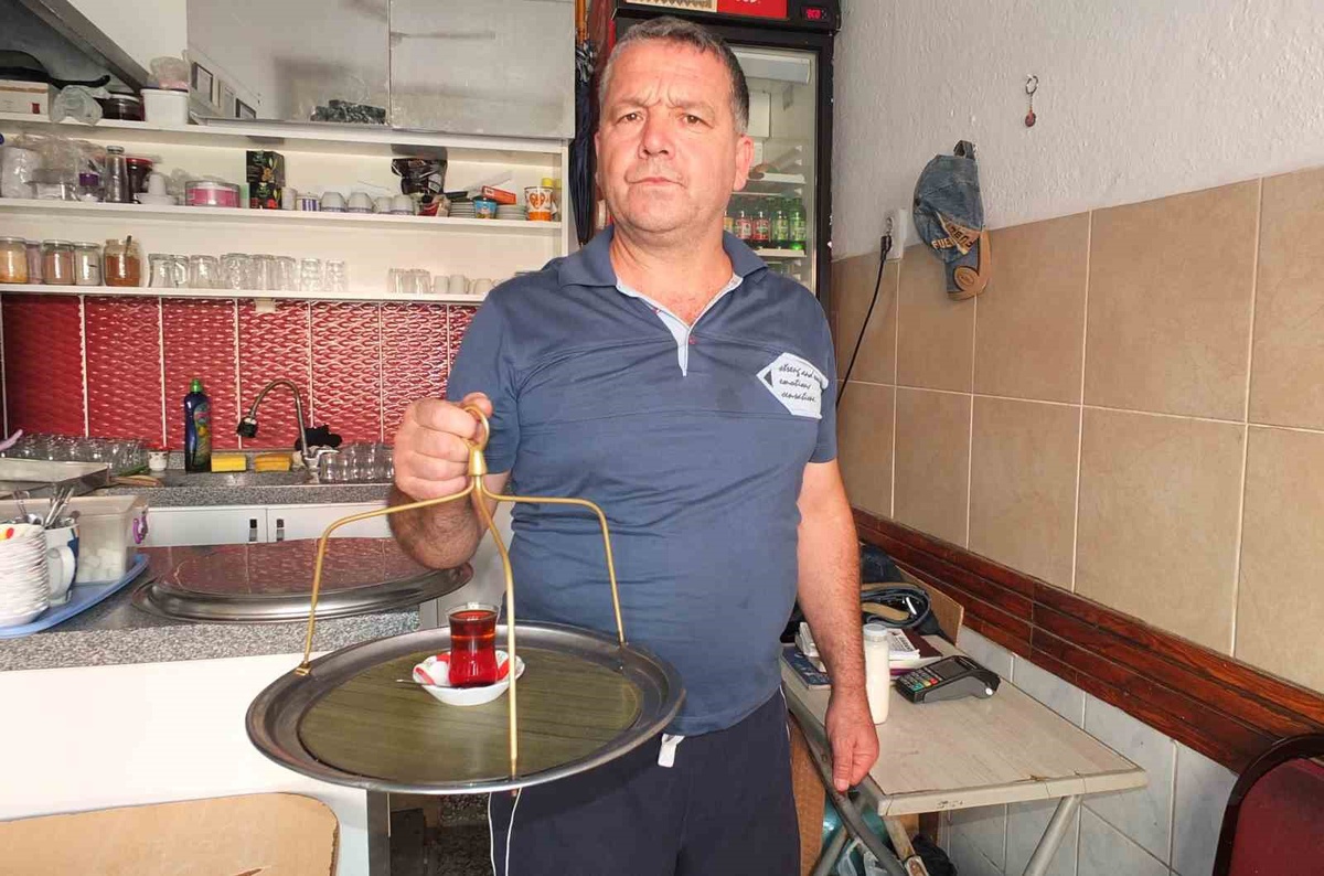 Burhaniye'de çaycı Özgür Yıldırım, esnafa çay yetiştirmek için günde 15 km yürüyor