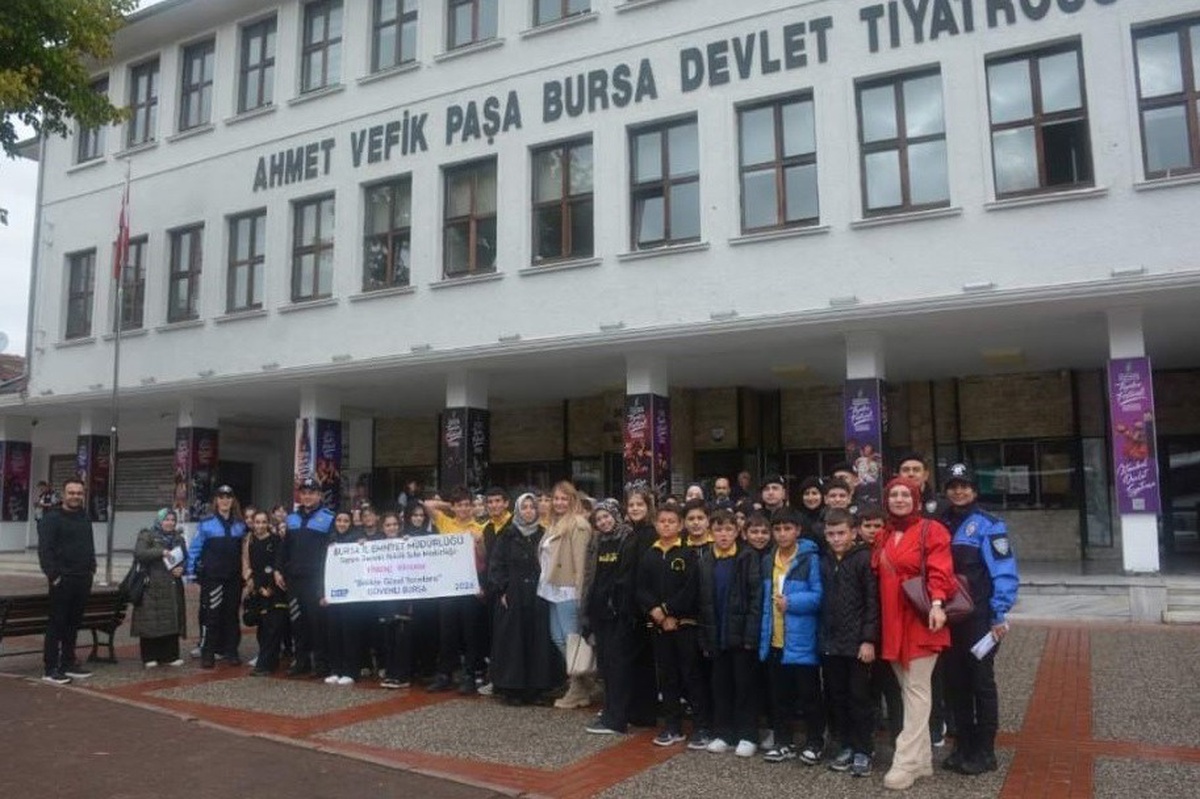 Bursa'da emniyet projesi kapsamında 250 öğrenci tiyatro oyunu izledi