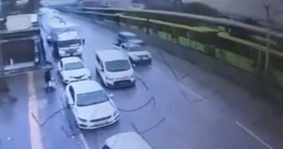 Bursa'da iki ayrı kazada araçlar hasar gördü, biri güvenlik kamerasına yansıdı