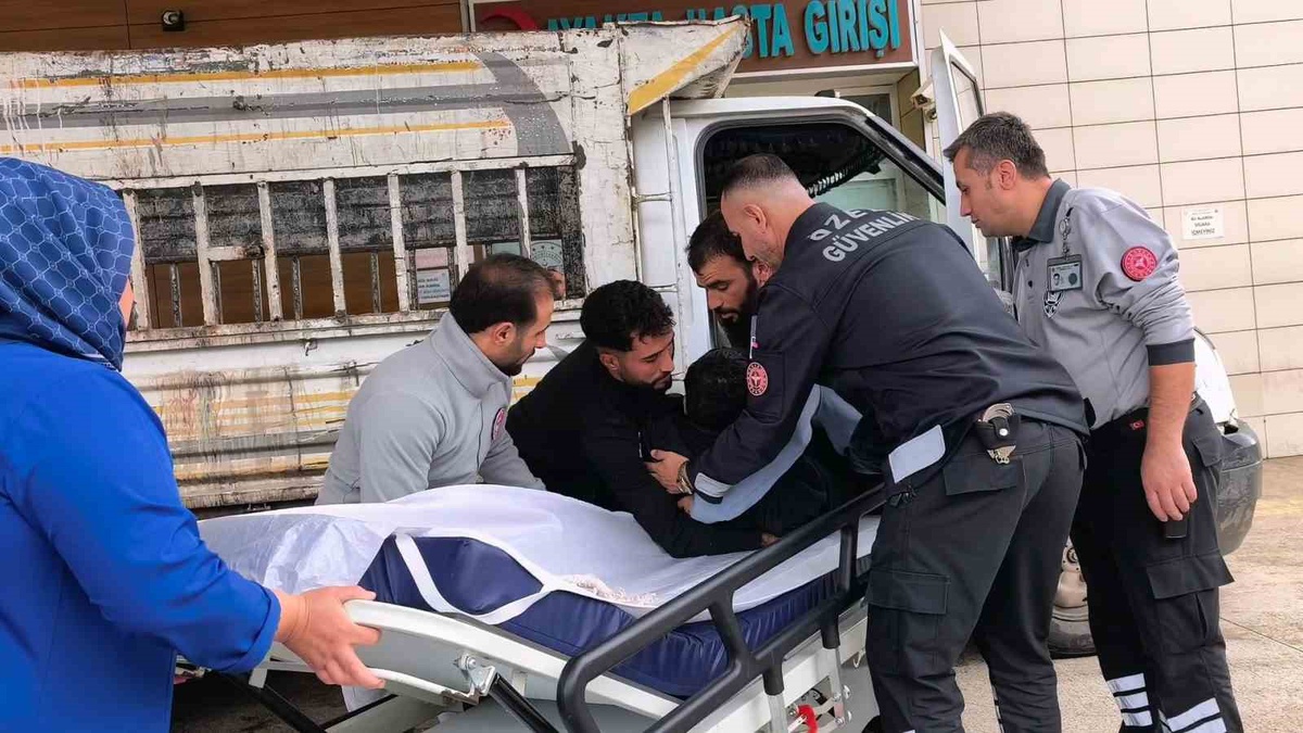 Bursa İnegöl'de kamyonet üzerinde yükleme yaparken düşen 22 yaşındaki genç yaralandı