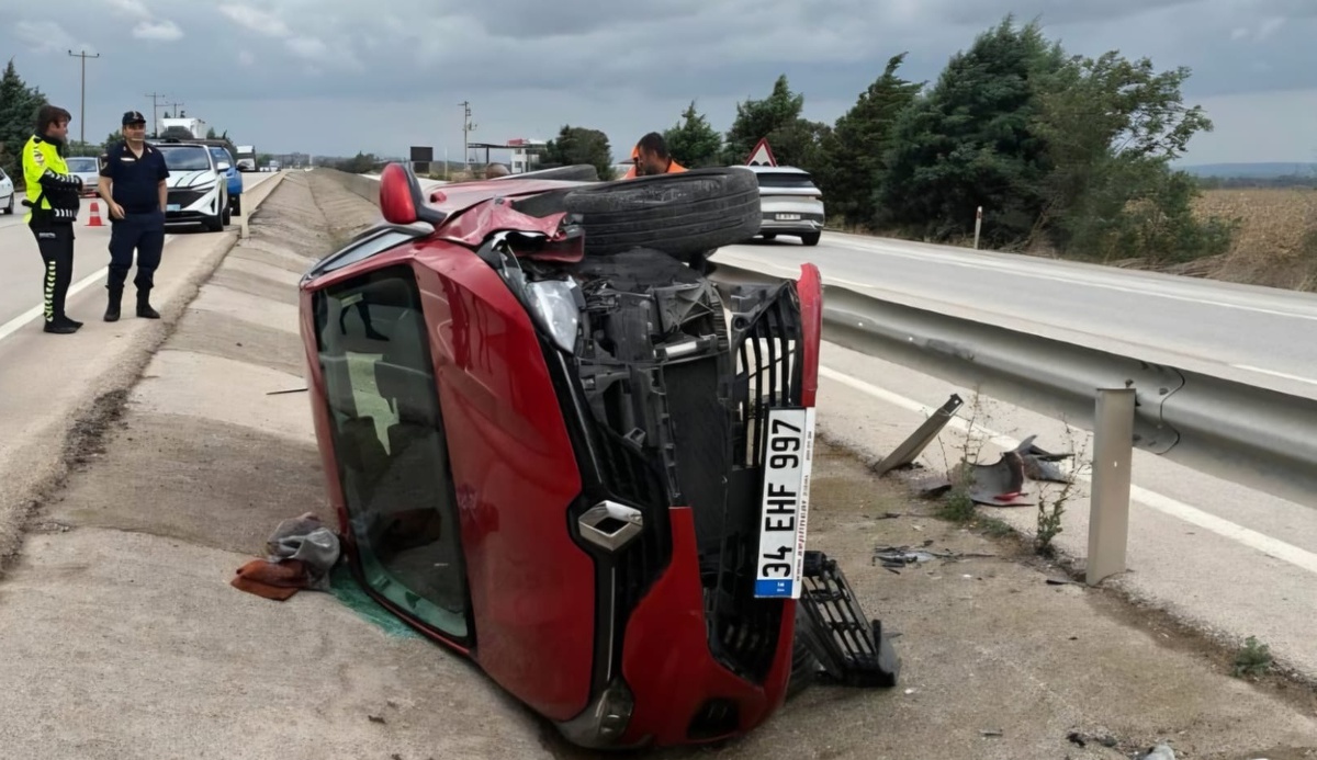 Bursa Karacabey'de otomobil yoldan çıkarak kanala düştü, 1 kişi yaralandı
