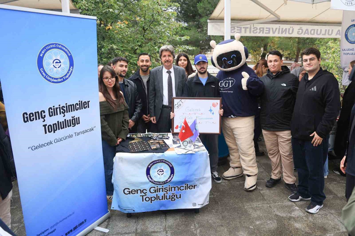 BUÜ'de 2026-2027 akademik yılı başladı, Rektör Yılmaz öğrenci stantlarını gezdi