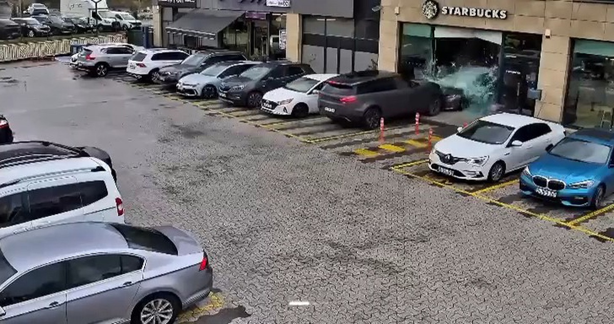 Çekmeköy'de AVM otoparkında kontrolden çıkan cip, otomobille birlikte kafeye girdi