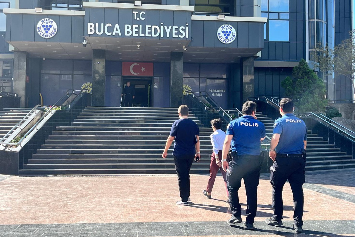 CHP'li Buca Belediyesine haciz! İcra memurları polisle birlikte binaya girdi