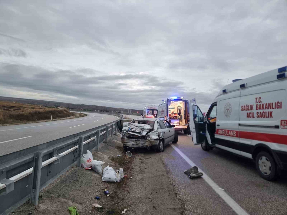 Çorum Alaca'da bariyerlere çarpan otomobilde 5 kişi yaralandı