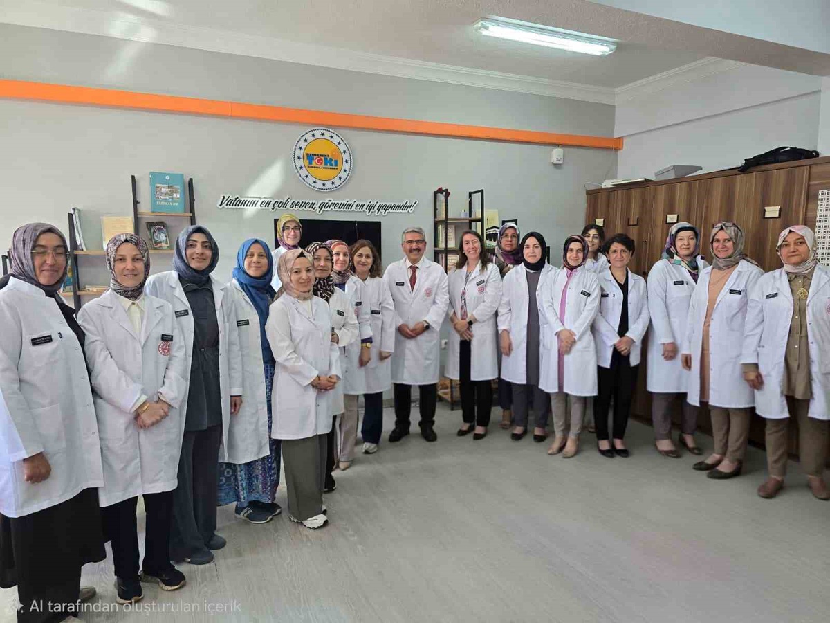 Demirkent TOKİ Okul Aile Birliği, MEB kararına destek için öğretmenlere isimlik verdi