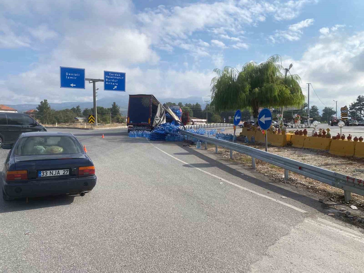 Denizli Bozkurt'ta su yüklü tır kavşakta yan yattı, sürücü hafif yaralandı