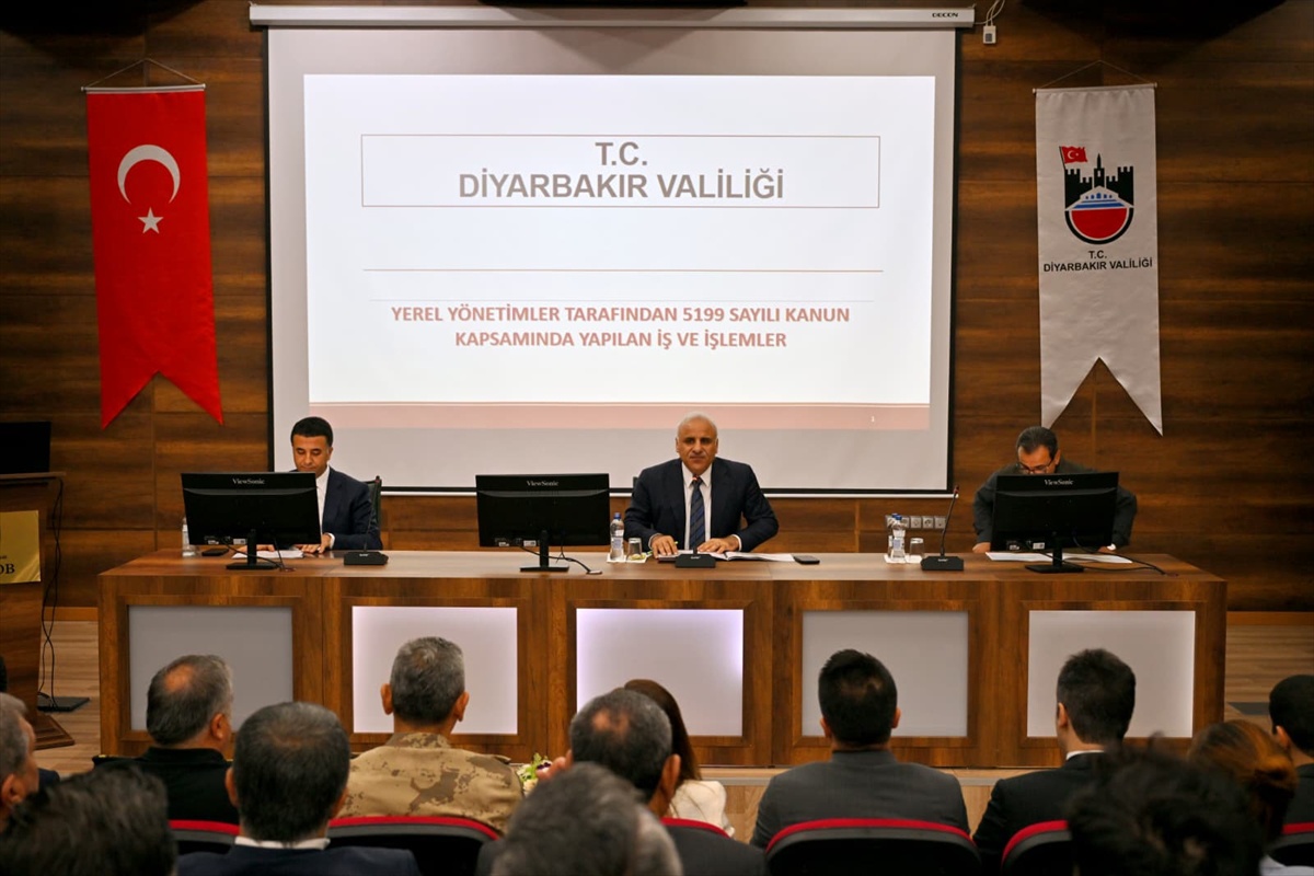Diyarbakır'da sahipsiz hayvan toplantısında belediyelere 31 Ekim'e kadar süre verildi