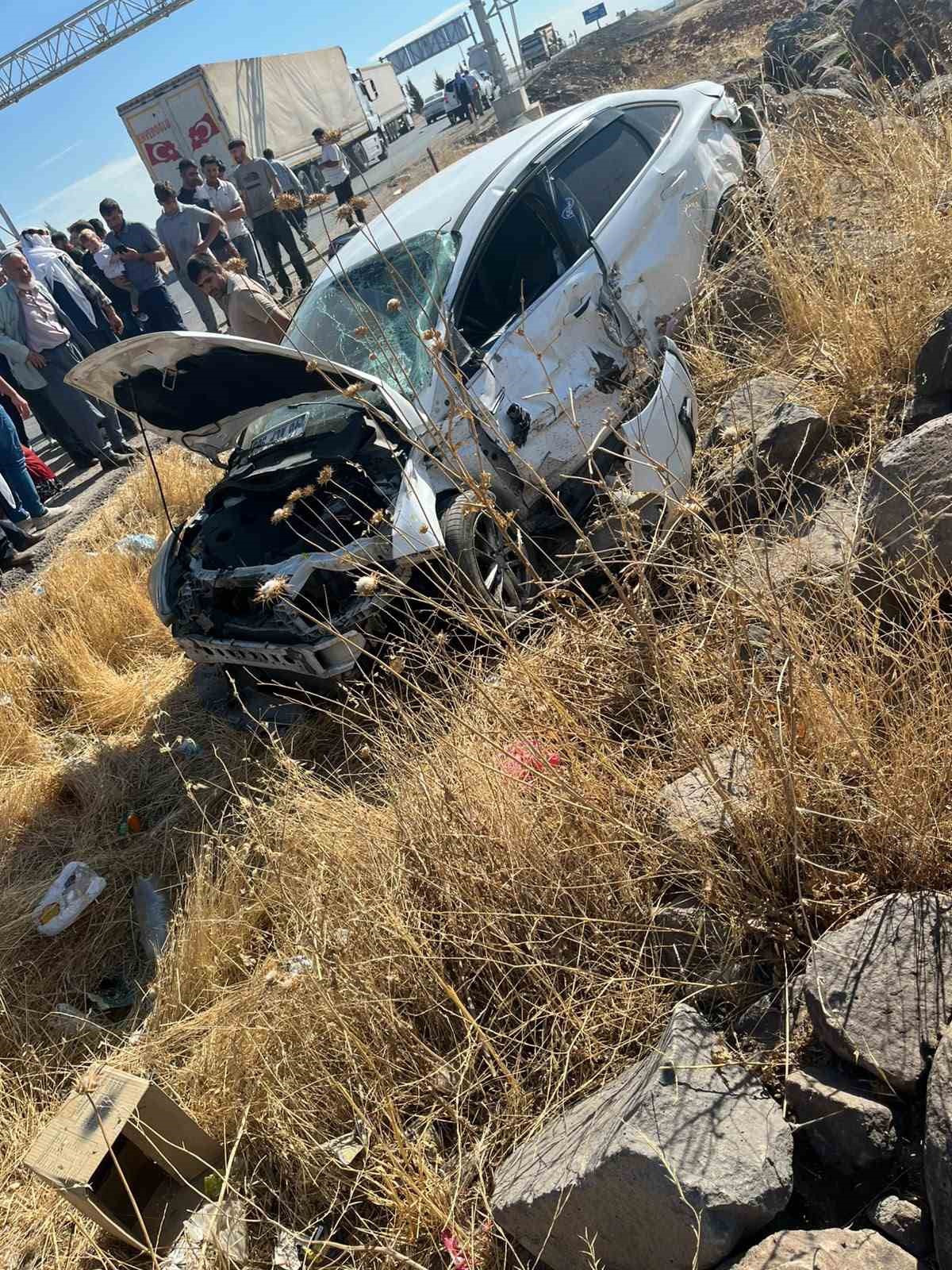Diyarbakır'ın Sur ilçesinde tırla çarpışan otomobil takla attı, 7 kişi yaralandı