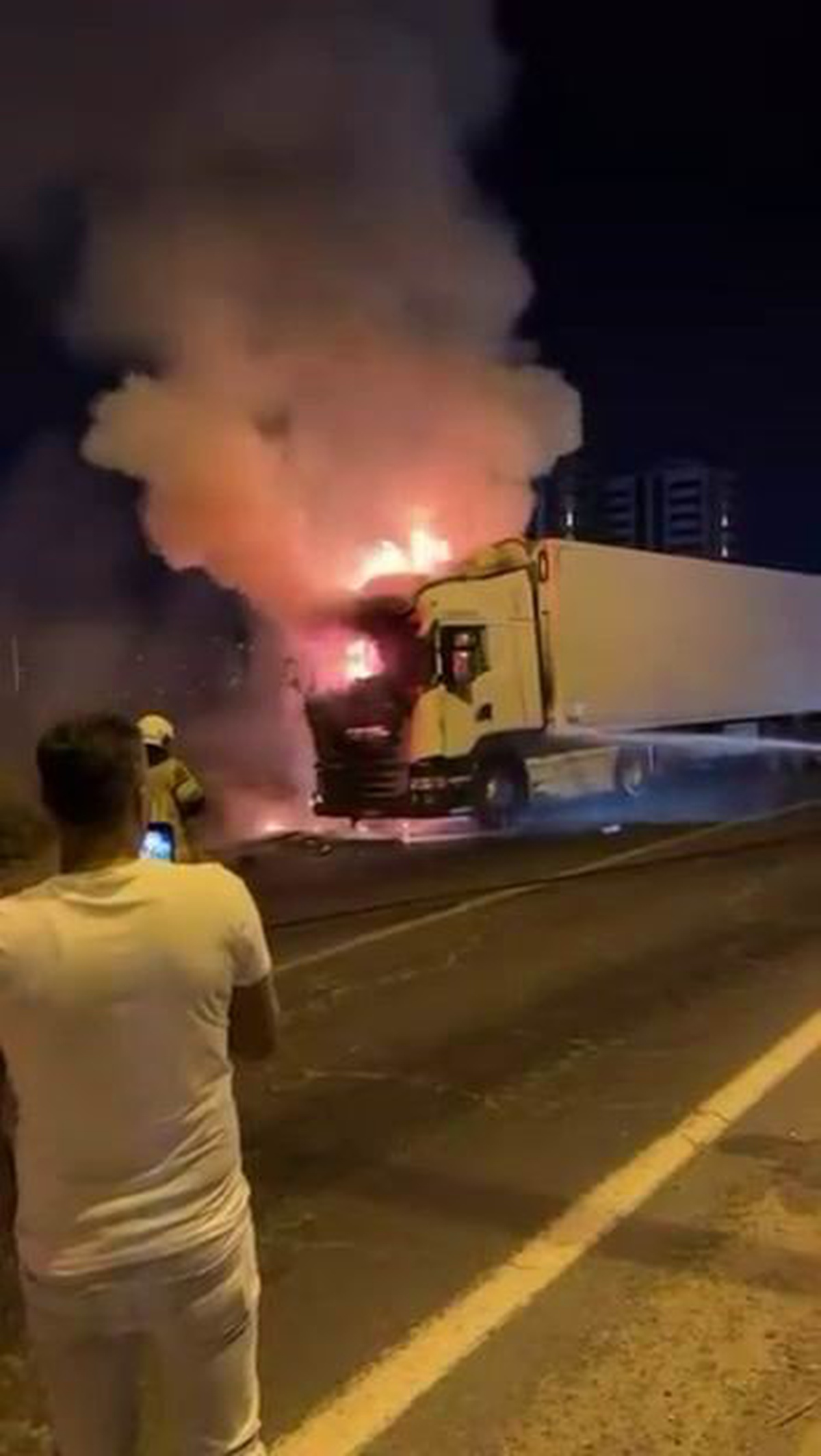 Diyarbakır Kayapınar'da tırın kupa bölümü alev alarak kullanılamaz hale geldi