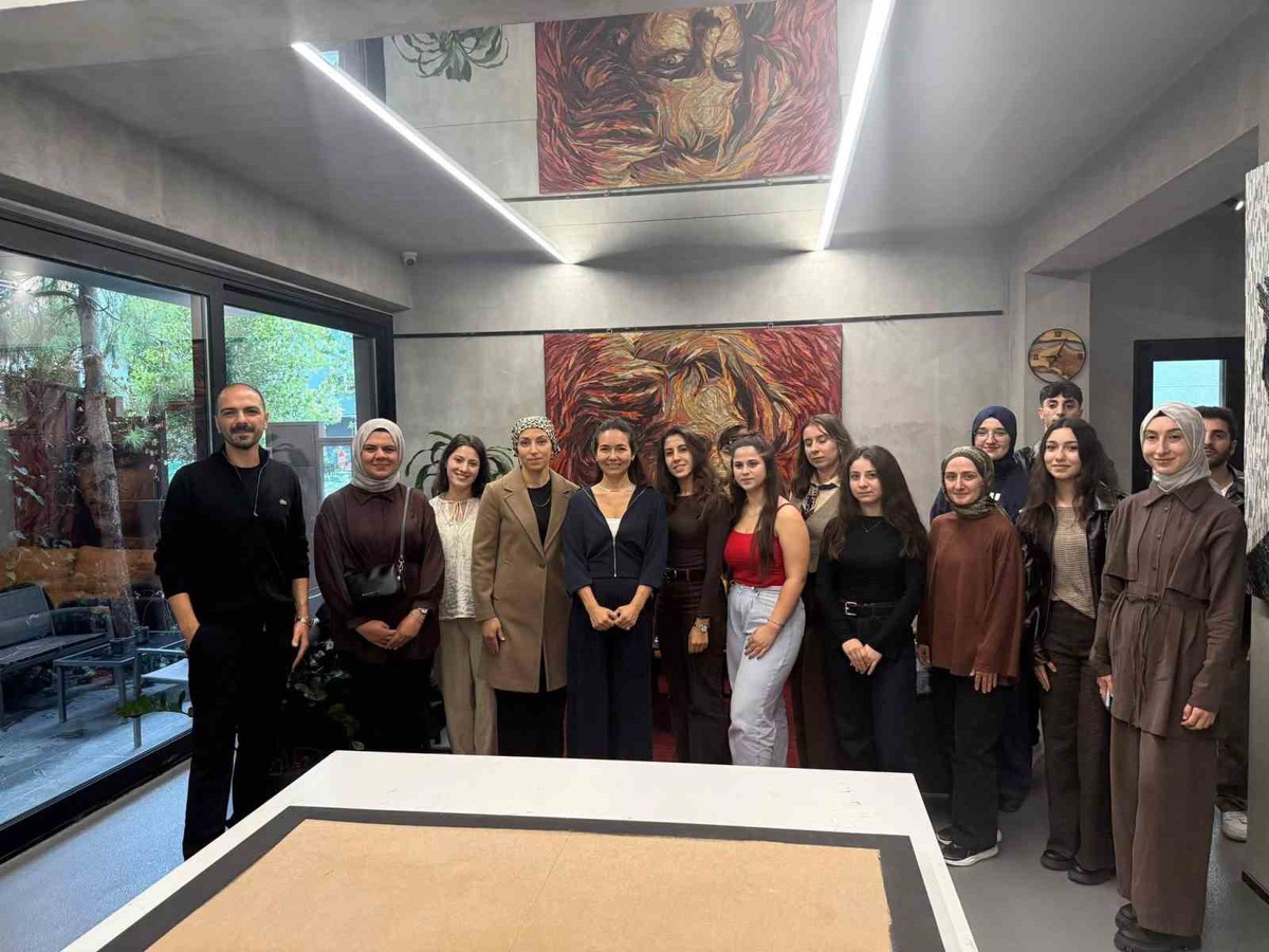 Düzce'de gençler ÜNİDES projesiyle atıklardan yapılan sanat eserlerini inceledi