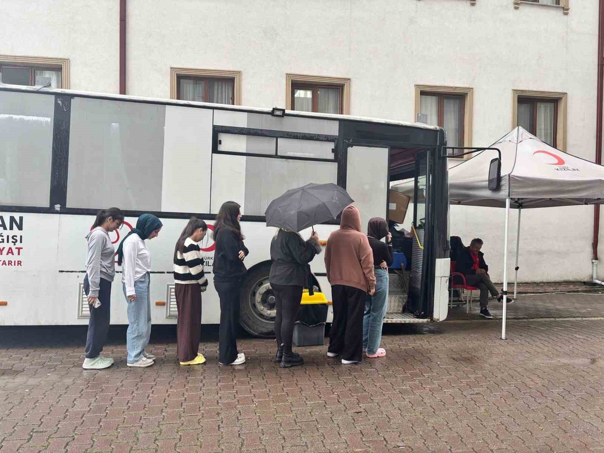 Düzce'de öğrenciler ve yurt personeli Kızılay için gönüllü kan bağışladı