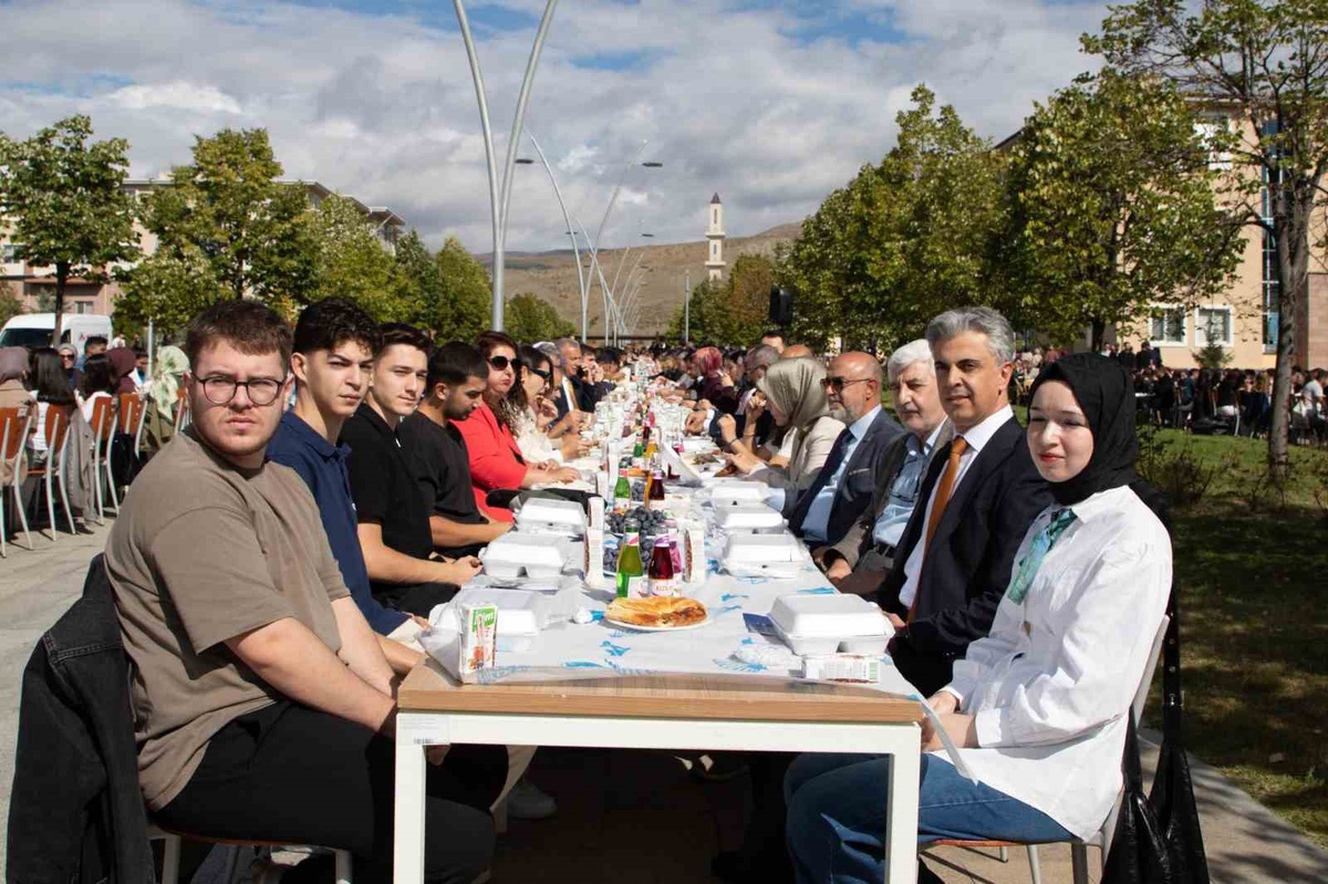EBYÜ'nün hoş geldin kahvaltısına Binali Yıldırım video konferansla katıldı