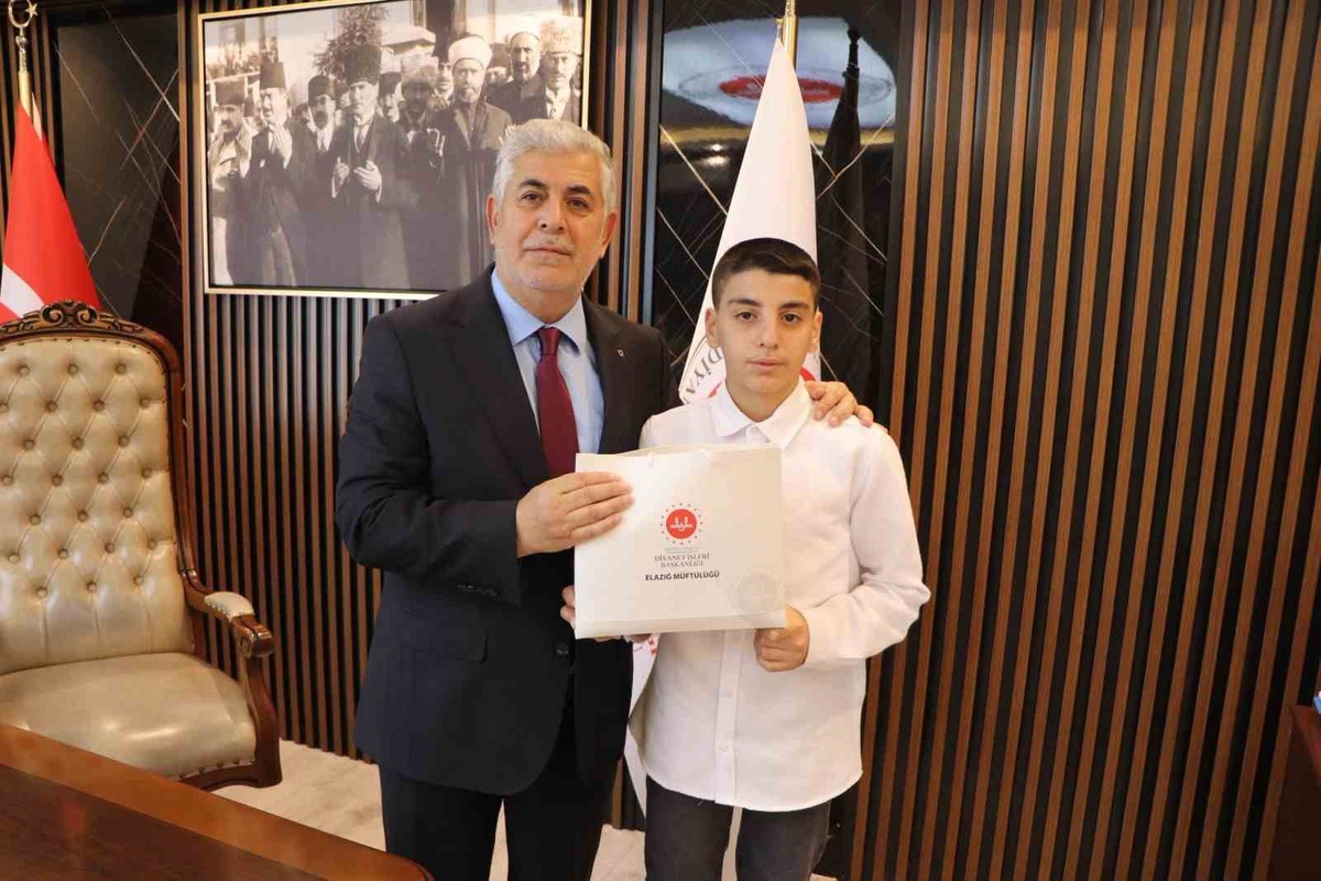 Elazığ'ı temsilen yarışan Ahmet Akdeniz hafızlıkta bölge birincisi oldu