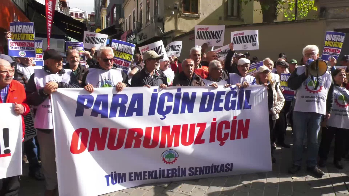 Emekliler Kadıköy'de AYM önünde canına kıyan emekli polis için 'siyasi cinayet' dedi