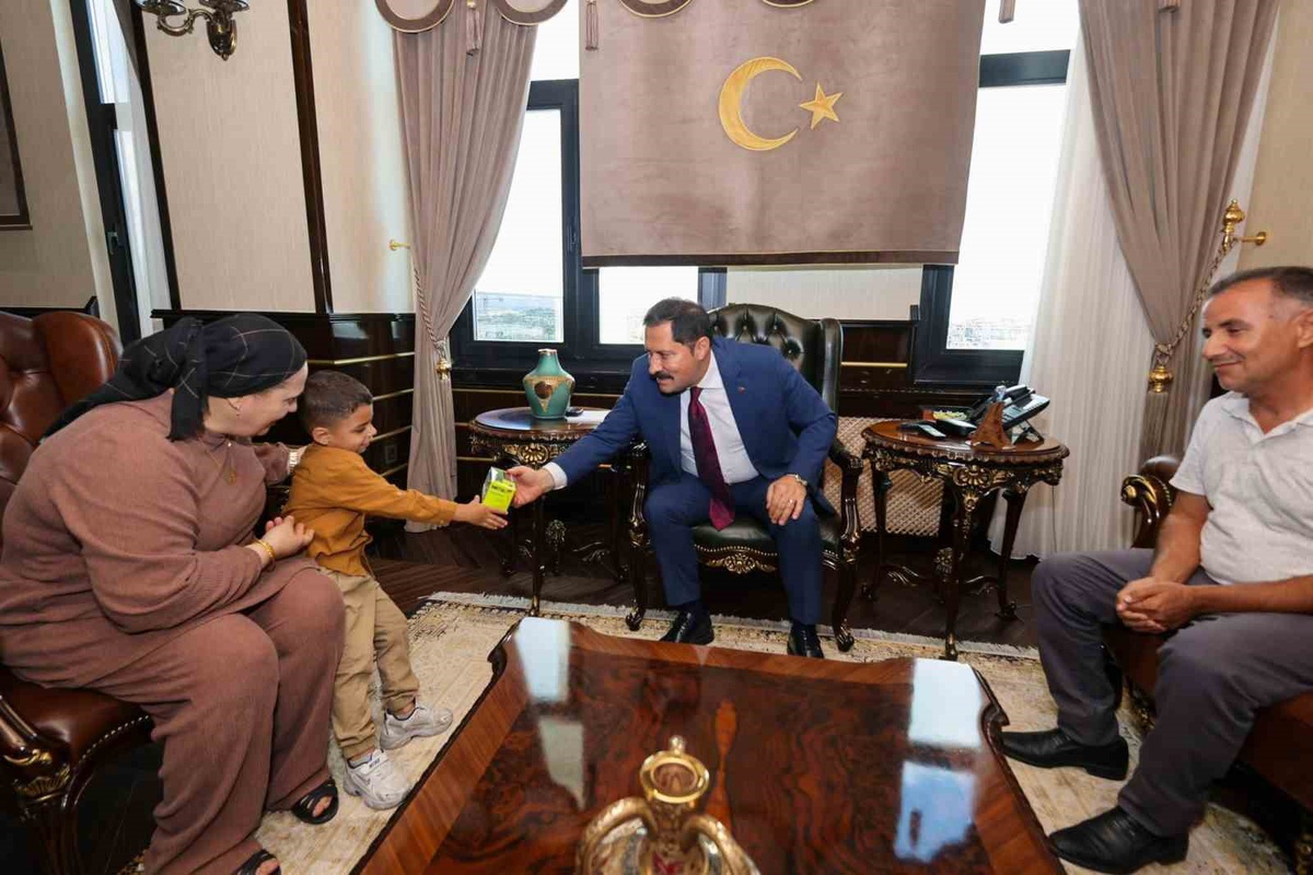 Enkazdan 20 günlükken kurtarılan Kerem bebek, Hatay Valisi Masatlı’yı ziyaret etti