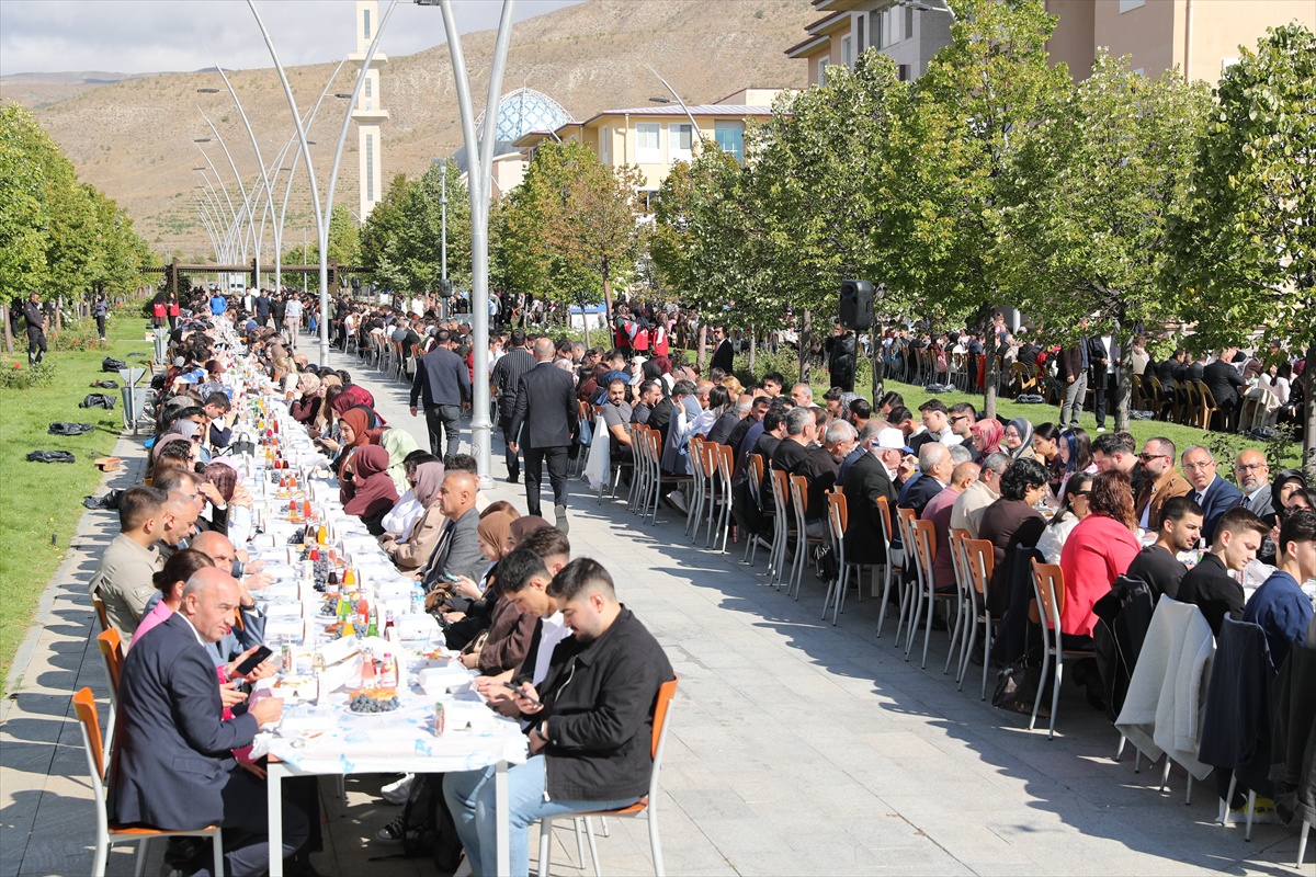 Erzincan'da üniversite kazanan öğrencilere Cimin üzümlü hoş geldin kahvaltısı verildi