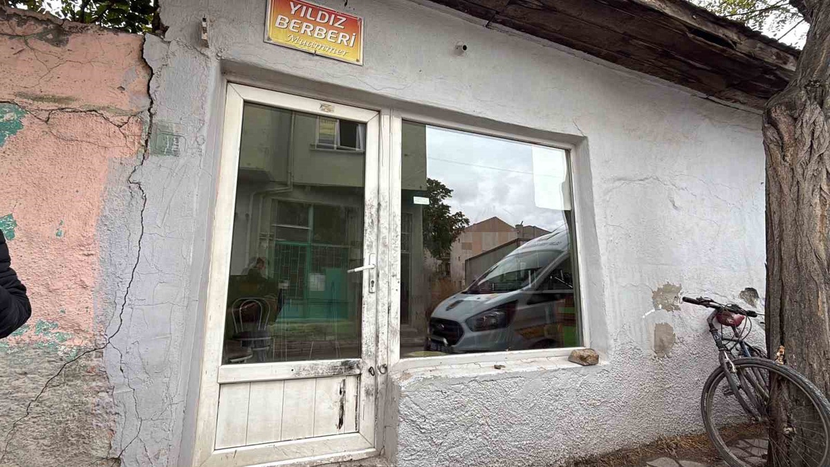 Eskişehir'de berber dükkanında kilit kırılıp kapı ve camlar yakılmaya çalışıldı