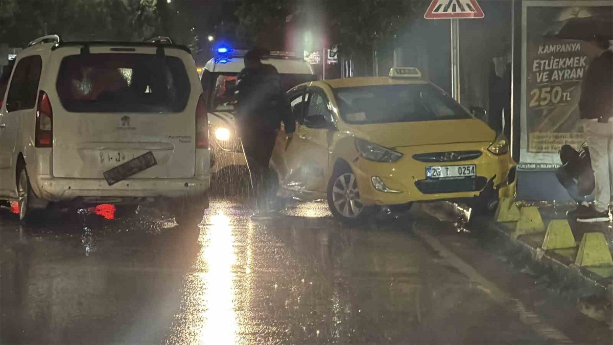 Eskişehir'de sağanakta kaygan yolda taksi ile panelvan çarpıştı, 3 kişi yaralandı