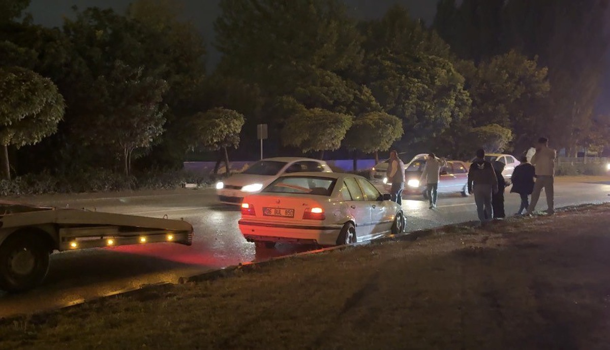 Eskişehir'de sağanakta refüjü aşan otomobil hurdaya döndü, kazada yaralanan olmadı