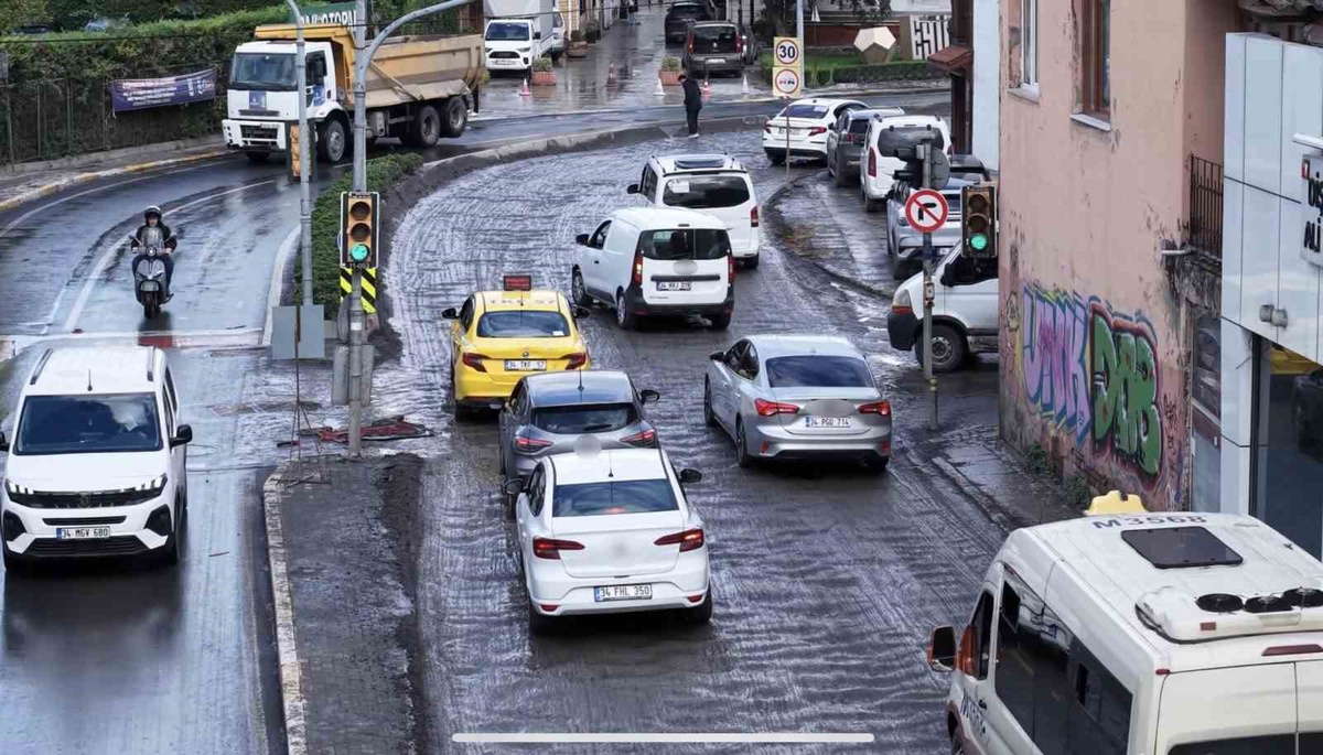 Eyüpsultan'da süren İSKİ yol çalışması trafiği ve toplu taşımayı felç etti