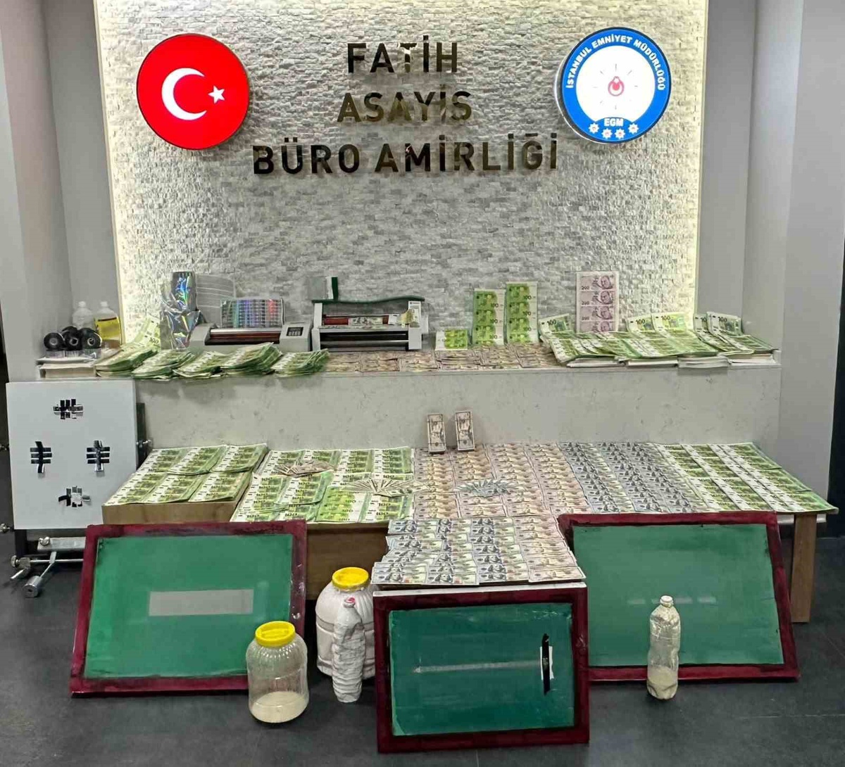 Fatih'te kiralık evde sahte para basılıyordu! 963 bin 800 Euro ve 91 bin 100 dolar ele geçirildi
