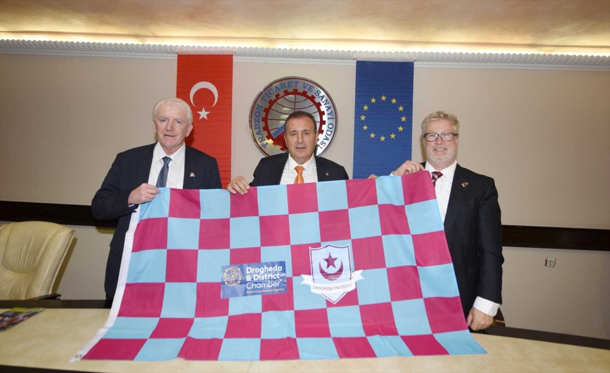 Formasında ay-yıldız taşıyan Drogheda United heyeti TTSO'da temaslarda bulundu