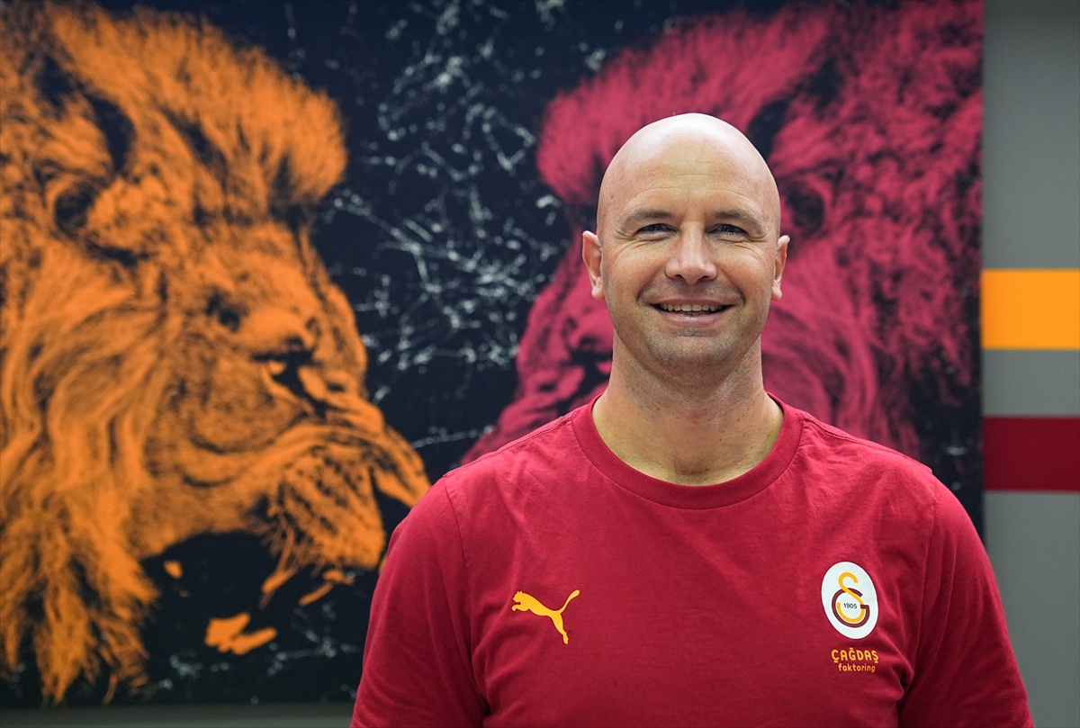 Galatasaray Çağdaş Faktoring'in başantrenörü Dusart, en az bir kupa hedefliyor