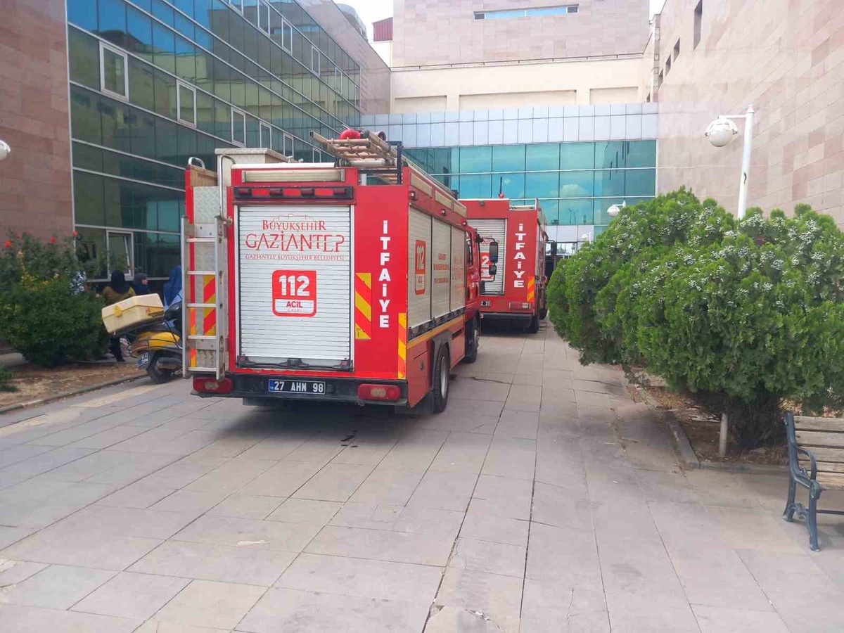 Gaziantep İslahiye'de Devlet Hastanesi'nde yangın tahliyeye neden oldu
