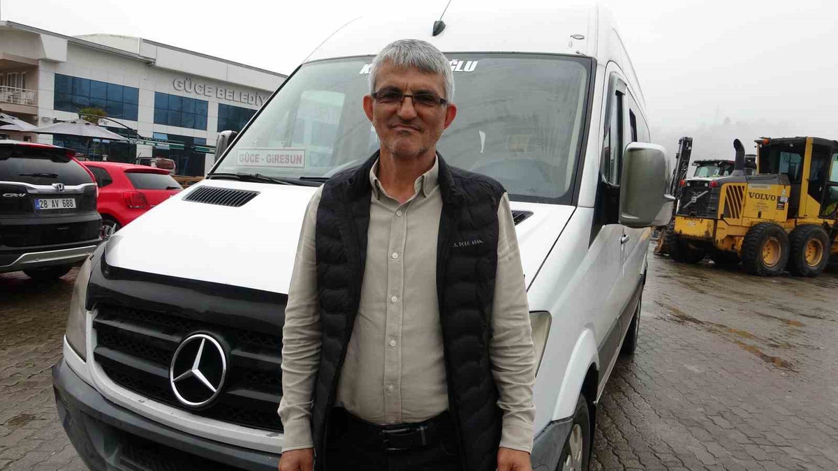 Giresun Güce'de Ömer Kara, kelimeleri ve türküleri tersten söylüyor