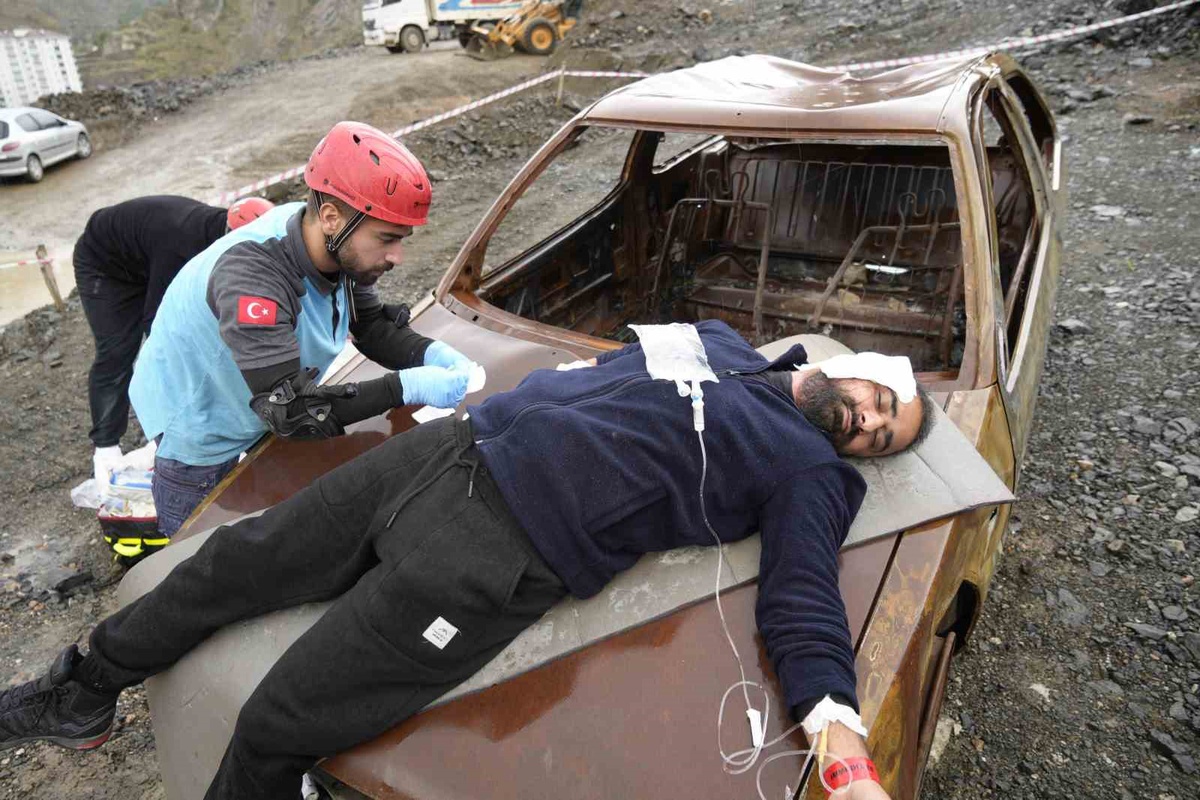 Gümüşhane'de UMKE tatbikatında heyelan sonrası kazada 5 yaralıyı tahliye etti