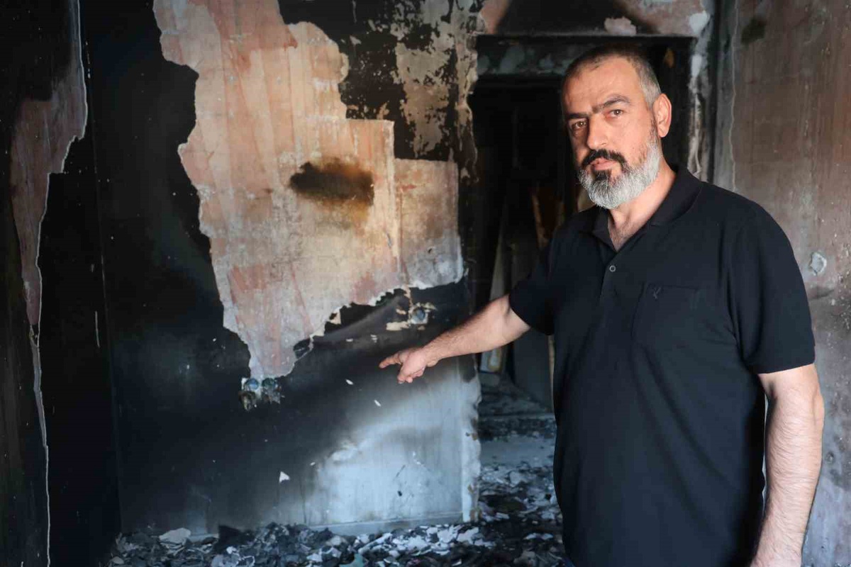Hatay Antakya'da 6 aydır temizlenmeyen yanan daire apartman sakinlerini rahatsız ediyor
