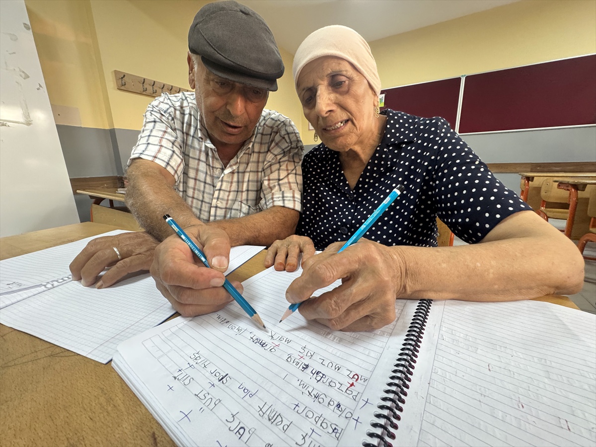 Hatay'da 72'lik Hasan ve Sabha Şüheyli çifti, okuma yazma kursunda okuryazar oldu