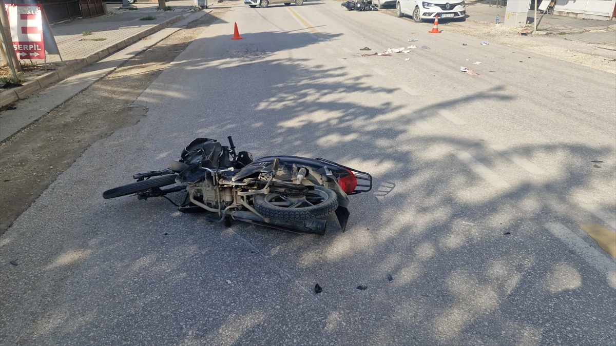 Hatay Samandağ'da iki motosiklet çarpıştı, yaralanan sürücüler hastaneye kaldırıldı