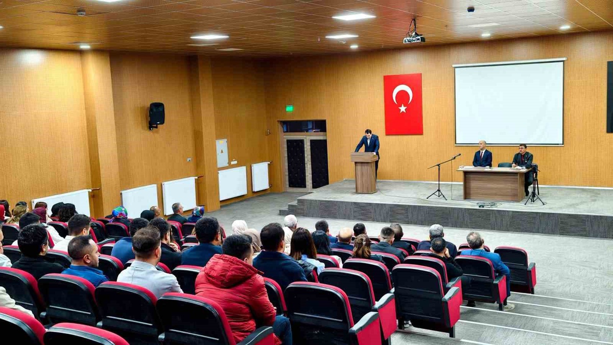 Hisarcık'ta eğitimciler Türkiye Yüzyılı Maarif Modeli'ni değerlendirdi