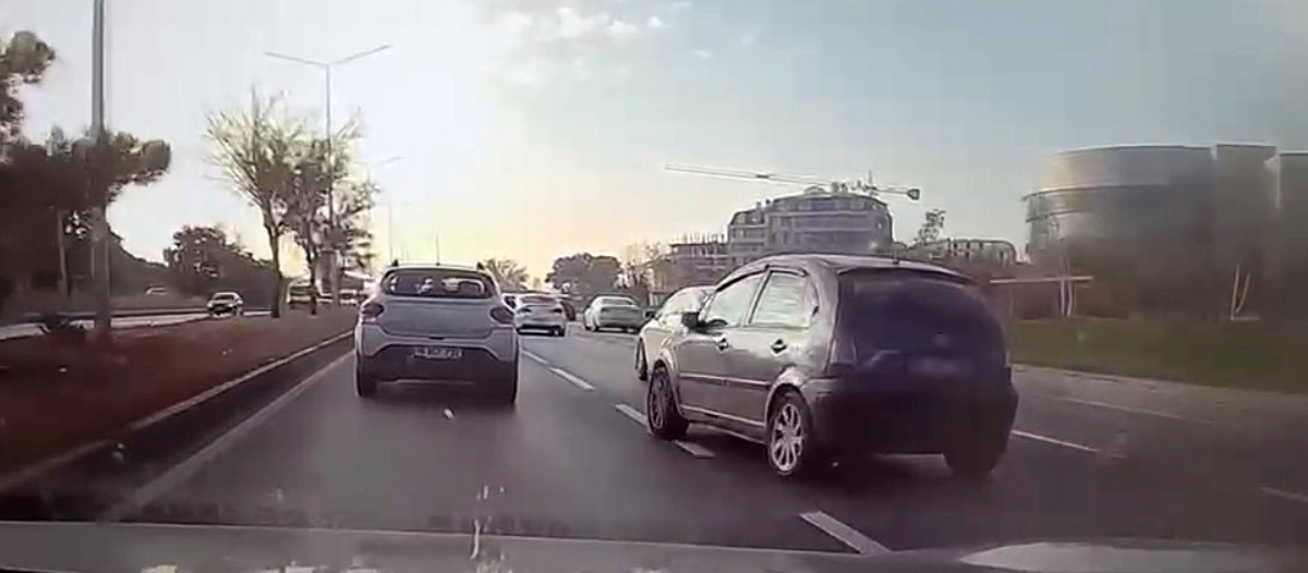 İddiaya göre Eskişehir'de sürücü sinyal vermeden ani fren yaptı, kameraya yansıdı
