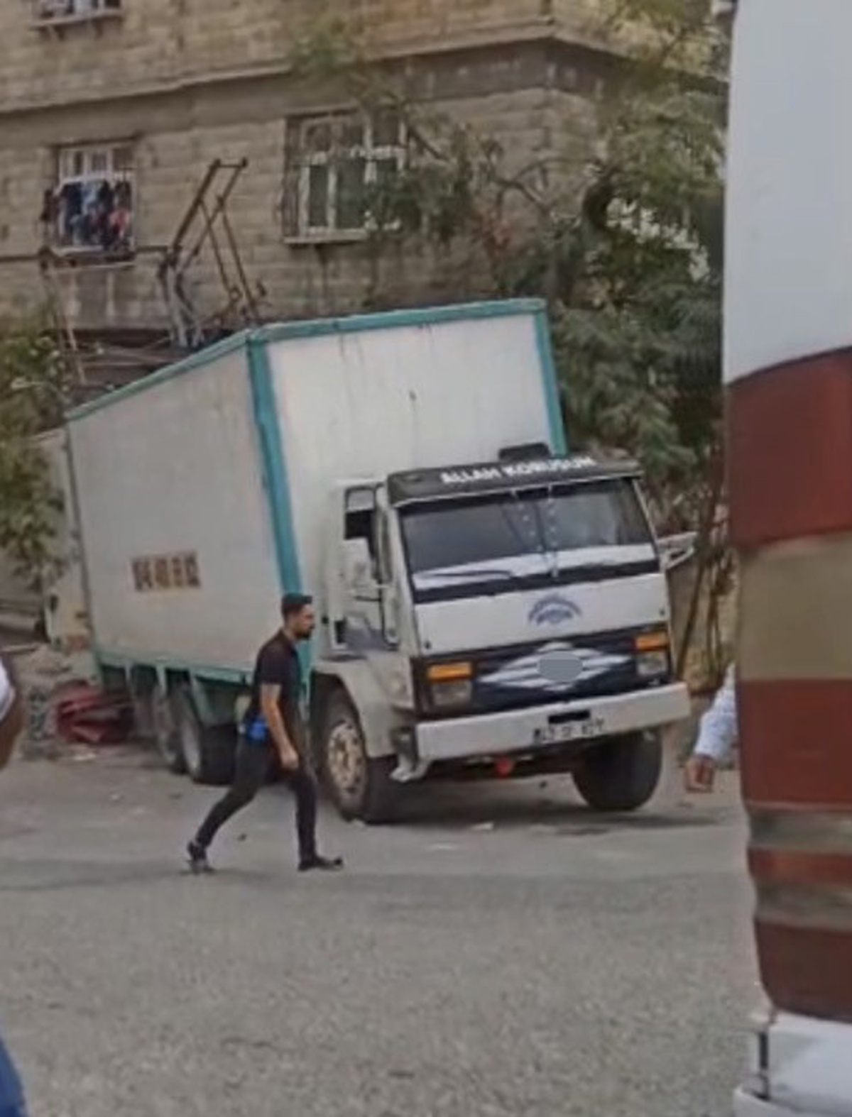 İddiaya göre Gaziantep Şahinbey'de freni boşalan kamyon eve çarptı, yaralanan olmadı