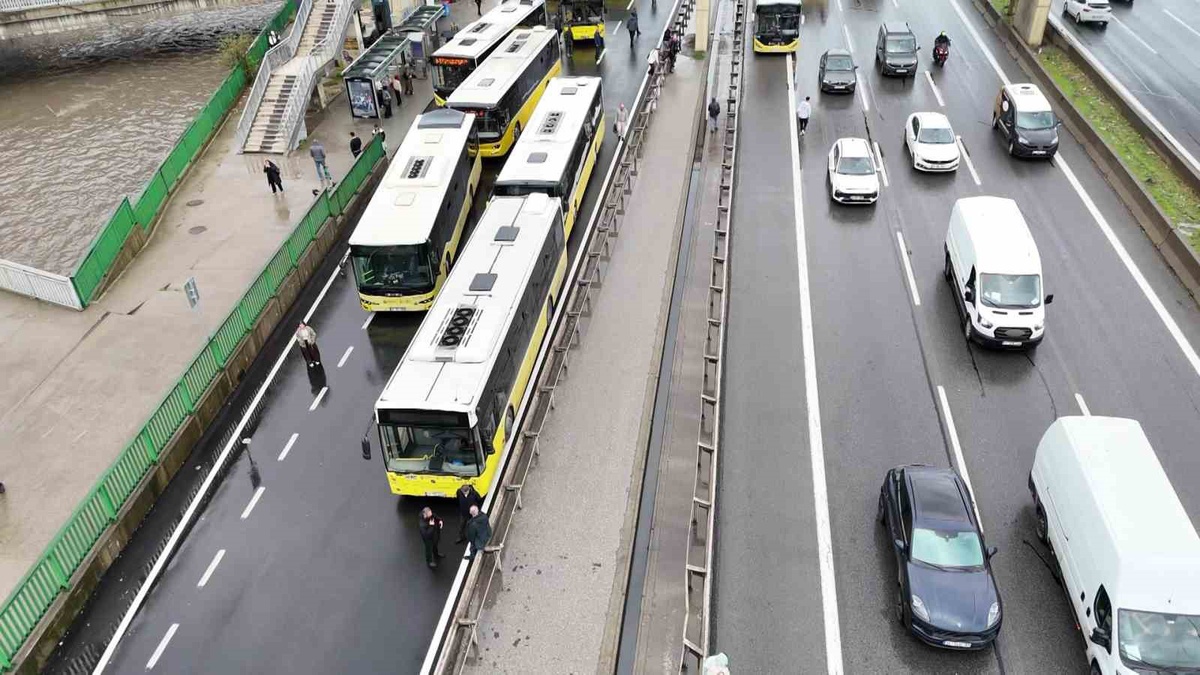 İETT otobüsü arızalanınca Kadıköy D-100 Göztepe'de bazı yolcular bariyerleri aştı