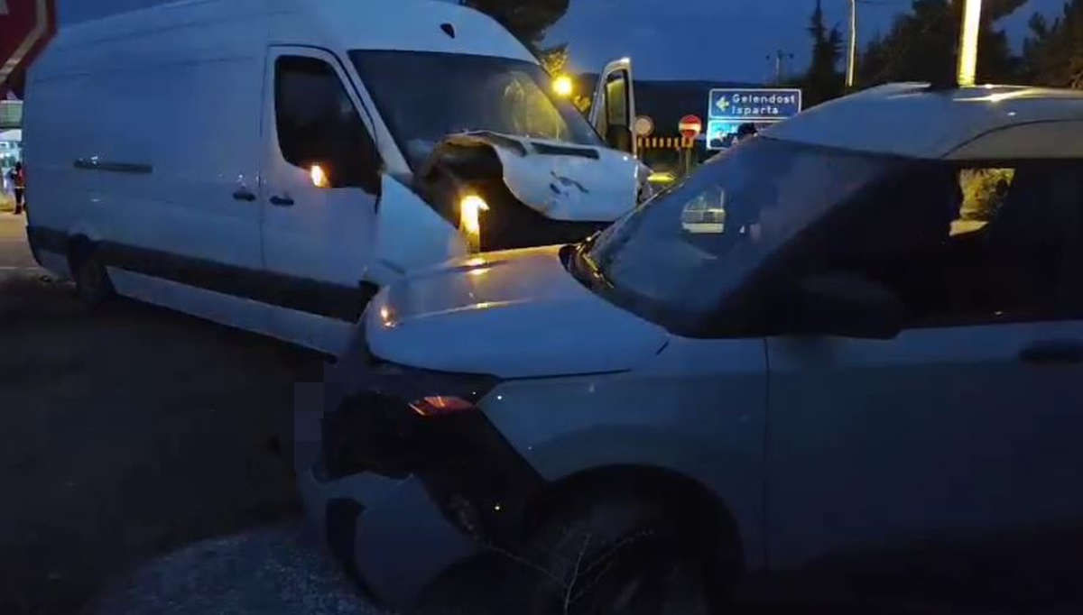 Isparta Yalvaç'ta ticari araçla hafif ticari araç çarpıştı, 1 sürücü yaralandı