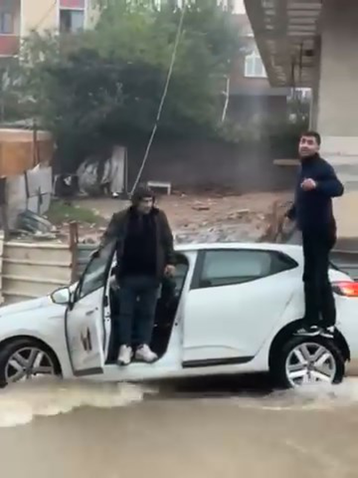 İstanbul Sultanbeyli’de çöken yolda tekerleği saplanan otomobil çekiciyle kurtarıldı