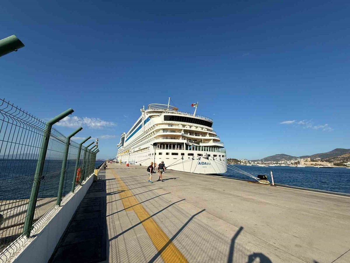 İtalya bayraklı AIDAblu, 2 bin 243 yolcuyla Rodos'tan Bodrum'a geldi