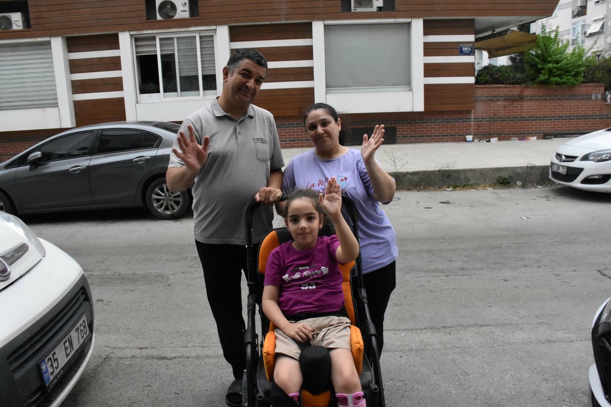 İzmir’de serebral palsili Yağmur, desteksiz yürümek için haftanın 7 günü çalışıyor