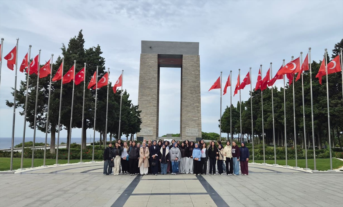 İzmirli öğrenciler Çanakkale'nin tarihi mekanlarını ziyaret etti